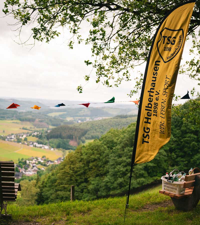Ein Flagge des TSG Helberhausen auf dem Hilchenbacher Höhenweg