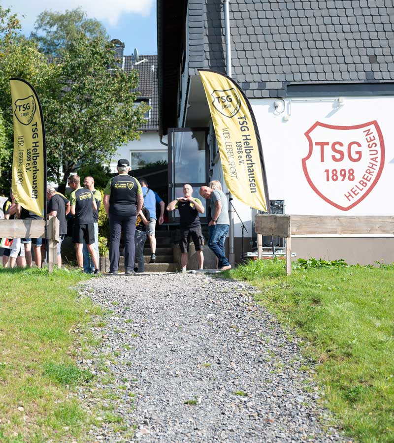 Mehrere Mitglieder des TSG Helberhausen vor der Sporthalle in Helberhausen